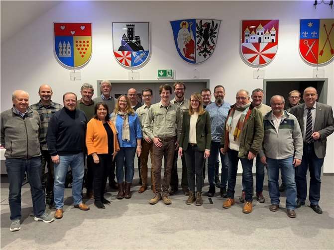 Revierleiter Christoph Hartung (Mitte) wurde im Kreise der Ortsbürgermeisterinnen und Ortsbürgermeister des Forstreviers Kempenich und Bürgermeister Johannes Bell (rechts) verabschiedet. Mit auf dem Foto sind Ahrweilers Forstamtsleiterin Christina Haensch mit Büroleiter Jan Bormann und der neue kommissarische Revierförster Olaf van der Geest. Foto: Armin Seiwert, VGV Brohltal