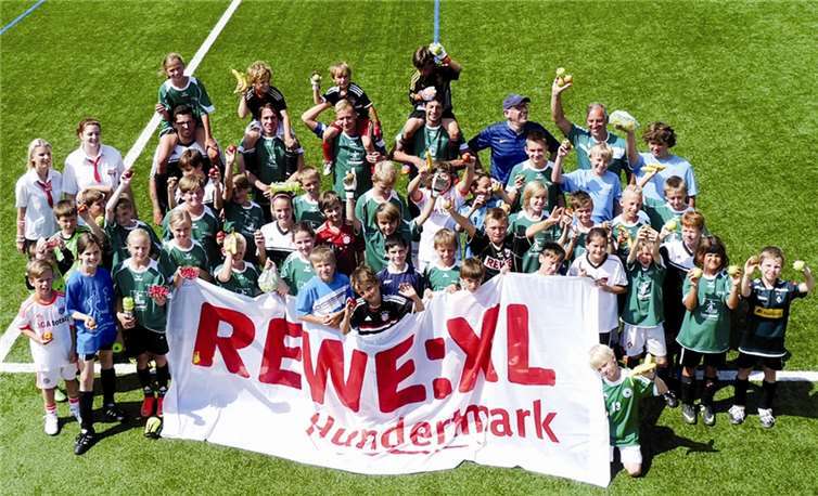 Rewe Hundertmark unterstützt die Jugendarbeit der SG Eintracht Mendig/Bell mit frischem Obst für die Nachwuchskicker der Fußball-Ferienschule. privat