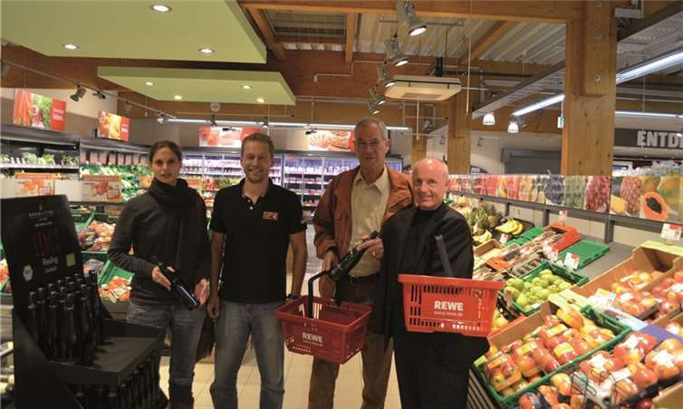 Apotheke bleibt in Ringen Rewe-Kaufmann Jörg Schäfer (2.v.l.) führte die FDP-Politiker (v.r.) Ulrich van Bebber, Hartmut Wüst und Christina Steinheuer durch seinen Supermarkt in Ringen.privat