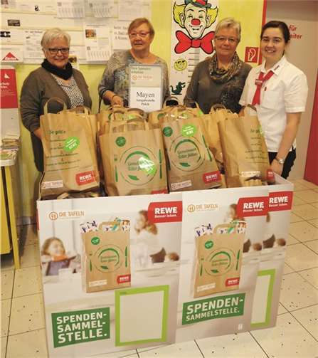 Rewe-Tafel-Aktion Polch (v.l.) Anneliese Feller, Doris Pütz und Anita Rohfritsch, „Tafel Polch“ und Swetlana Stach, stellvertretende Marktleiterin der Rewe:XL Hundertmark in Polch-.privat