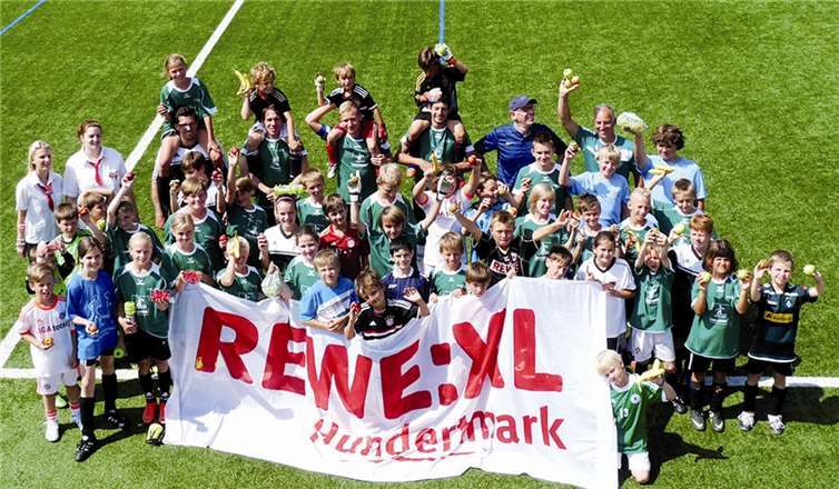 Rewe:XL Hundertmark unterstützt die Jugendarbeit der SG Eintracht Mendig/Bell Täglich frisches Obst für die Nachwuchskicker der Fußball-Ferienschule.privat