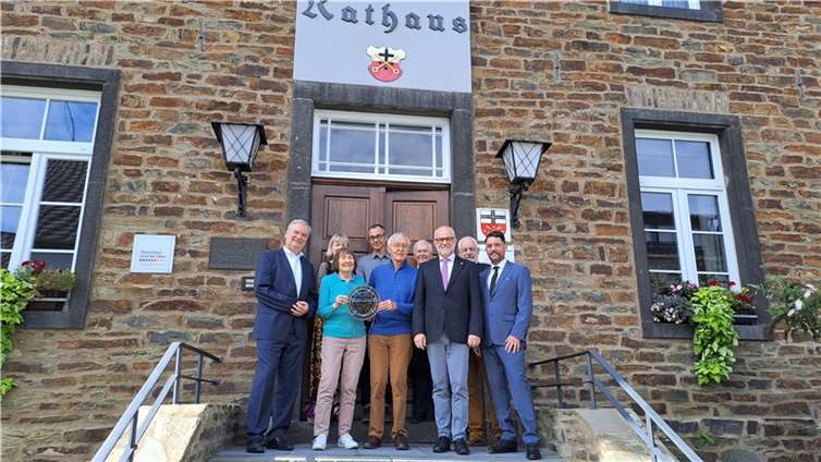 Rex Stephenson und seine Frau Ursula (mittig) erhielten als Abschieds-Geschenk ein historisches Fensterbild mit dem Unkel-Wappen. An dem Empfang nahmen u.a. teil: die Tochter Vikki mit Ehemann, Stadtbürgermeister a D. Gerhard Hausen, 1. Vorsitzender des Geschichtsvereins Werner Geißler (von links, hintere Reihe), Verbandsbürgermeister Karsten Fehr, Stadtbürgermeister Alfons Mußhoff und der 1. Stadtbeigeordnete Daniel Schmitz (von links, vordere Reihe)  Foto: Kulturstadt Unkel/Anna Mußhoff