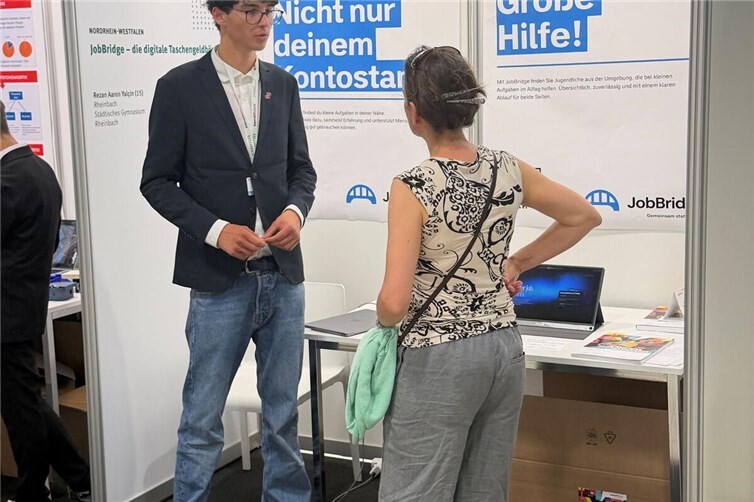 Rezan Yalcin an seinem Stand beim 61. Bundeswettbewerb von Jugend forscht