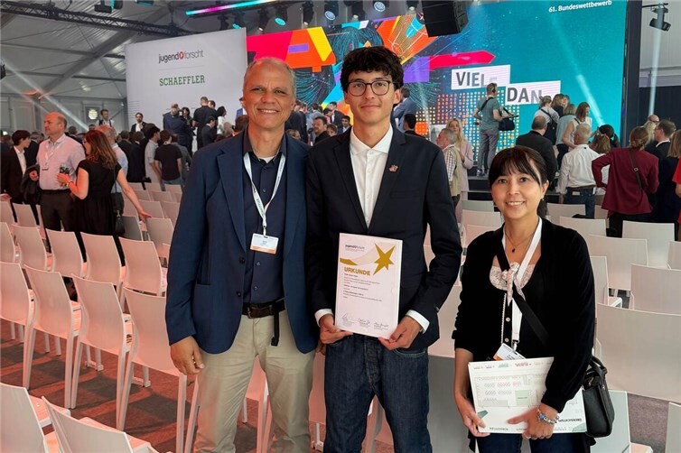Rezan Yalcin mit seinen Projektbetreuern Malik Stork und Dr. Daisy Breitbach