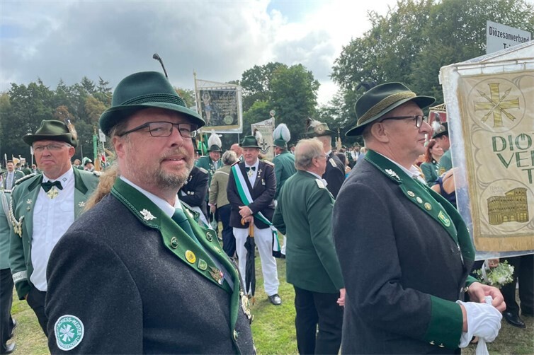 Rhein-Ahr Bezirkskönig sportlich Josef „Jojo“ Laux (rechts) in gespannter Erwartung