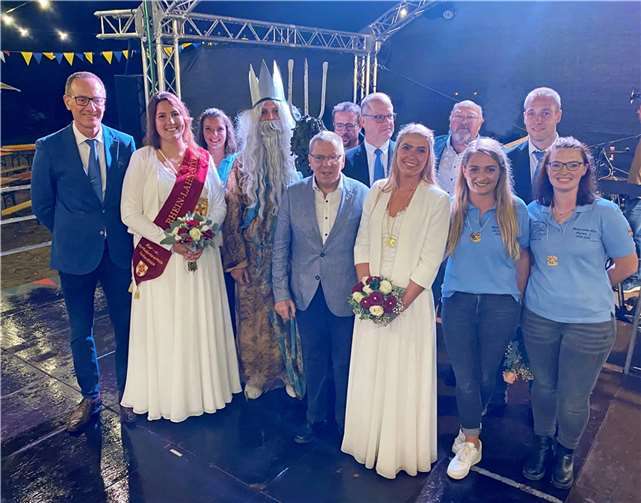 Rhein-Lahn-Nixe Adriana I. und ihr Neptun mit dem KVL-Vorstand, Bürgermeister Dornbusch, ihrer Vorgängerin Sira sowie weiteren ehemaligen Nixen. Quelle: KVL