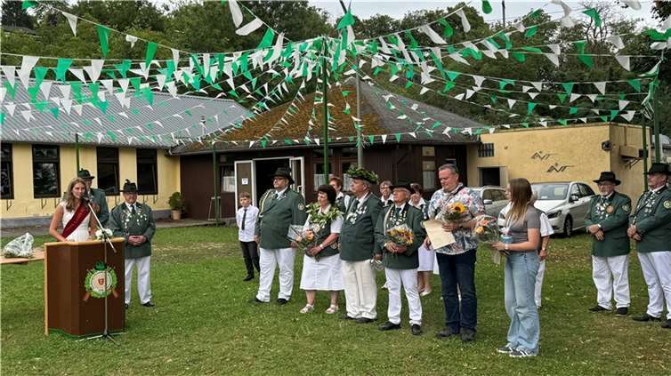 Rhein-Lahn-Nixe Lea beglückwünscht die neuen Majestäten.  Fotos: privat