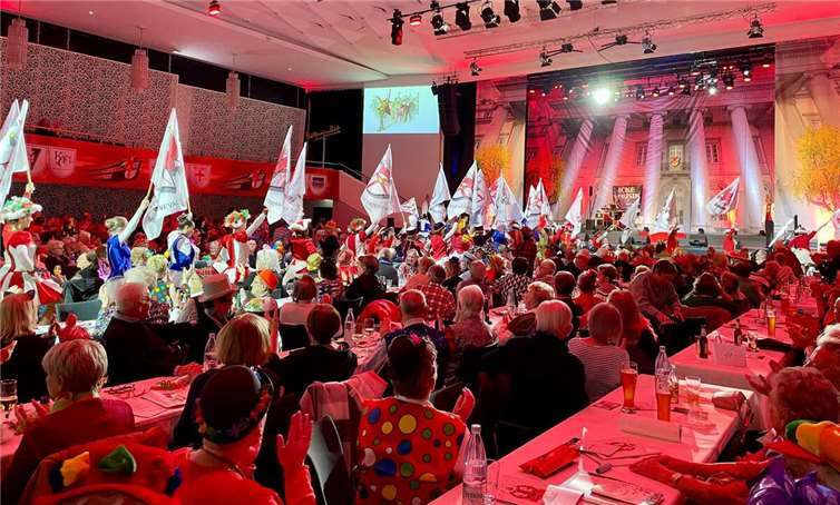 Rhein-Mosel-Halle erstrahlte in Karnevalsglanz beim bunten Nachmittag für Alt und Jung.