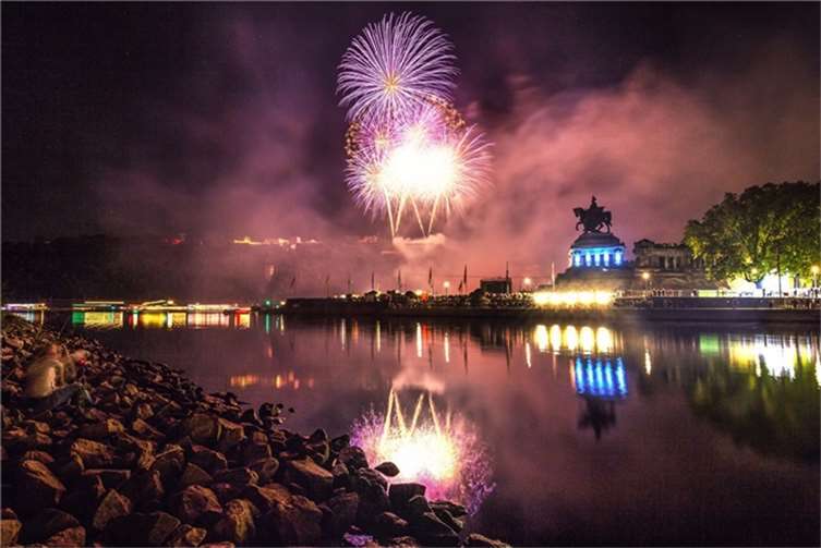 Rhein in Flammen über dem Deutschen Eck und der Festung Ehrenbreitstein