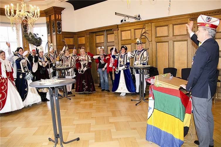 „Rheinbach Alaaf!“ Vor ihrer Abfahrt zum Empfang bei Landrat Frithjof Kühn im Kreishaus in Siegburg trafen sich die Tollitäten im Rheinbacher Rathaus zum Sektempfang bei Bürgermeister Stefan Raetz.stein