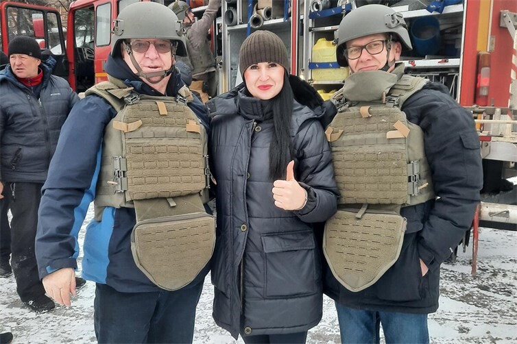 „Rheinbach Hilft“ konnte ein weiteres Fahrzeug an die 2. Kommandantin in Kupjansk übergeben..v.l. Alfred Eich, Olga, Andreas Klassen