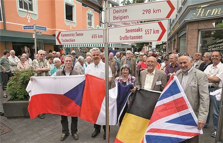 Rheinbach. Vor zahlreichen Zuschauern enthüllten Bürgermeister Stefan Raetz und die Vorsitzenden der vier Rheinbacher Partnerschaftsvereine die 3,50 Meter hohe Partnerschaftsstele an der Ecke Hauptstraße/Weiherstraße. VJ