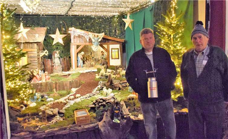 Rheinbach. Zum 30. Mal eröffnete die Familie Lutterbeck in Odendorf auf ihrem Hof die große Weihnachtskrippe. Wie in den Jahren davor sammelten Daniel Lutterbeck (l., hier mit seinem Vater) und seine Helfer Spenden für die SOS-Kinderdörfer und konnten in all der Zeit über 22.000 Euro für den guten Zweck überweisen. Die Weihnachtskrippe ist auch an diesem Wochenende nachmittags geöffnet.EICH
