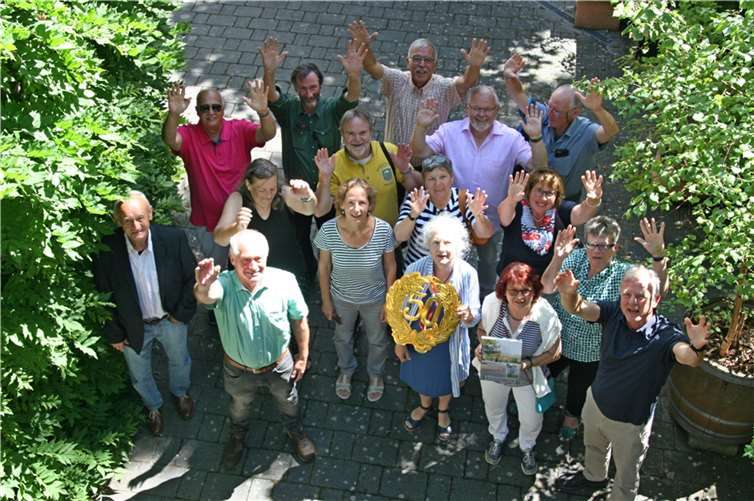 Rheinbach. Zum 50-jährigen Klassentreffen des ersten 10. Schuljahres der Hauptschule Rheinbach trafen sich Klassenkameradinnen und Klassenkameraden im Waldhotel Rheinbach. Bei schönem Sommerwetter und einem rundum gelungenen Tag, verließen die letzten „Jubilare“ um 18:30 Uhr den Biergarten. Foto: Hans Breidbach