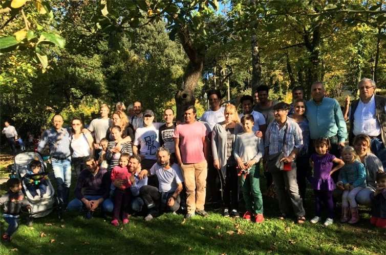 Rheinbacher Helfer und Flüchtlinge machten bei der Apfelernte mit. Privat