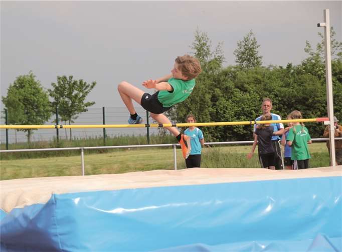 Rheinbacher Höhenflug: Der 12-jährige Jan Schneider übersprang 1,45 Meter.