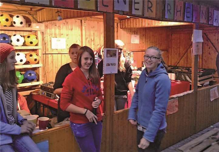 Rheinbacher Messdiener an ihrem Stand zur Kirmes. privat