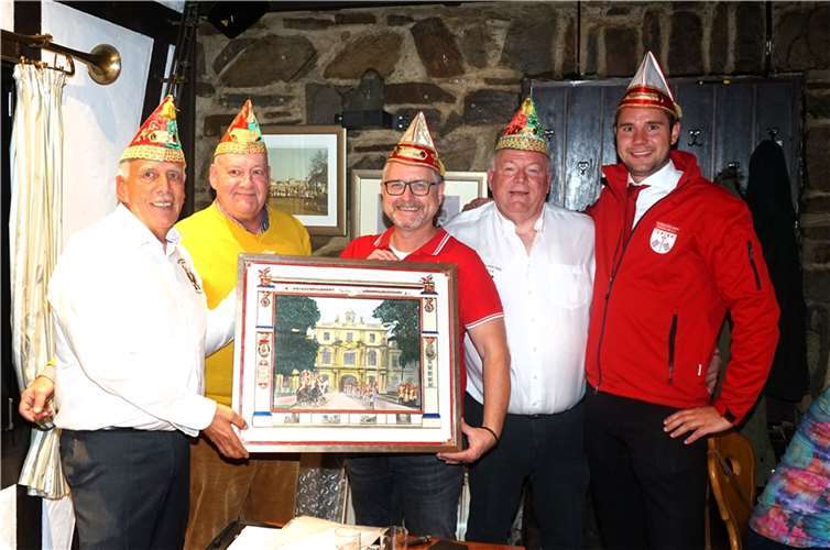 Rheinbacher Stadtsoldaten freuten sich über das ersteigerte Bild: v.li. Wilfried Eich 2. Vorsitzender Stadtsoldaten Rheinbach - Erwin Schneider, Stadtsoldaten Rheinbach - Elmar Grüber, Kavalerieführer der Ehrengarde Bonn - Willi Hohn, Vorsitzender und Kommandant Stadtsoldaten Rheinbach - Andreas Wehn, Vorsitzender Tambocorps Dersdorf. Foto: EICH