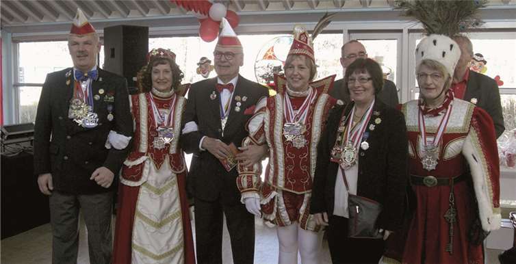 Rheinbacher Tollitäten unter sich: Stefan Raetz, Jungfrau Irina I. (Weber), Claus Wehage, Prinz Michel I. (Michaela Wagner), Tamara Vogt und Bauer Marian I. (Maria Bauerfeind).  privat