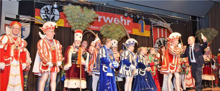 Rheinbacher und Swistaler Tollitäten statteten den Feuerwehrkameraden einen Besuch ab.