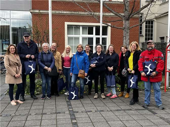 Rheinbachs Bürgermeister Ludger Banken (2.v.li.), Fachbereichsleiterin Rheinbach Daniela Hoffmann (li.), Ulla Thiel, Leiterin Stabsstelle Wiederaufbau Rhein-Sieg-Kreis (2.v.re.) zusammen mit der Stabsstelle Wiederaufbau sowie Vertreterinnen und Vertreter des Deutschen Roten Kreuzes, der Diakonie und der Johanniter.  Fotos: Stadt Rheinbach