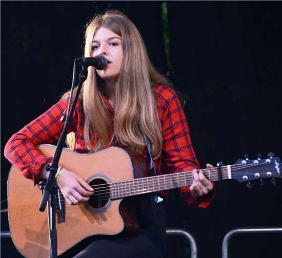 Rheinbachs Singer-Sonwriterin Lena Huckemann kommt. Fotos: Gerd Engel