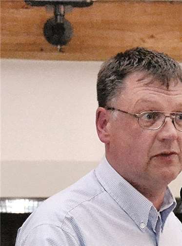 Rheinbachs Stadtarchivar Dietmar Pertz präsentiert das Buch und schildert viele Ereignisse aus der Zeit jüdischen Lebens in Rheinbach und Meckenheim.