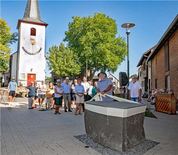 Rheinbachs Vizebürgermeister Karl-Heinrich Kerstholt zog mit Schwung die überdimensionale Schleife vom neuen Dorfbrunnen und eröffnete damit offiziell den neugestalteten Dorfplatz von Niederdrees. Fotos: JOST