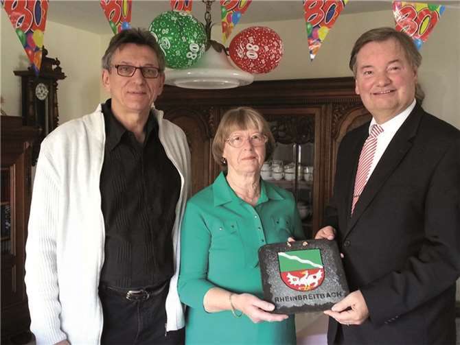 Rheinbreitbach. Mit einem großen Blumenstrauß und einem kleinen Briefumschlag gratulierte der Vorsitzende des Sportvereins Rheinbreitbach, Michael Schneider, der langjährigen Schriftführerin, Antoinette Arenz, zu ihrem 80. Geburtstag. Da sie sich nach sagenhaften 40 Jahren Ehrenamt 2013 aus dem Vorstand verabschiedet hatte, bat der SVR den Ortsbürgermeister, Karsten Fehr (r.), um ein kleines Dankeschön und dieser fand die Leistung auch eine Schiefertafel der Gemeinde wert und schloss sich den Gratulanten an.privat