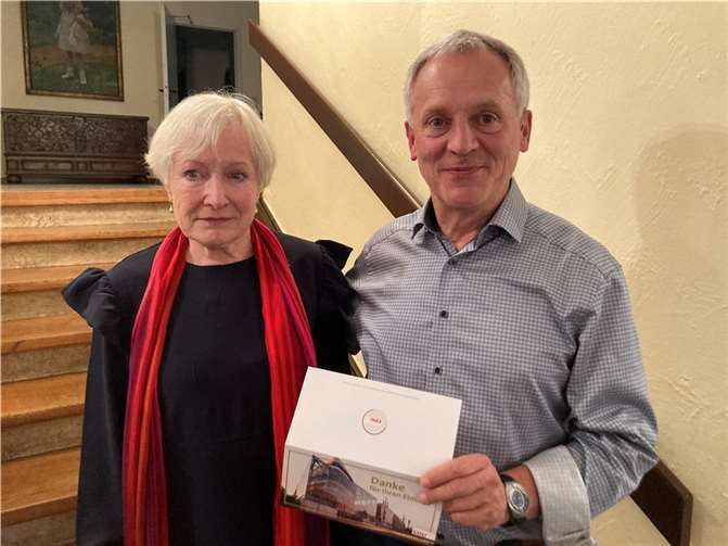 Rheinbreitbachs CDU-Vorsitzender Bernhard Groß ehrt Christa Schäfer beim Maifest für langjährige Mitgliedschaft in der Partei.  Foto: Heinz Schmitz