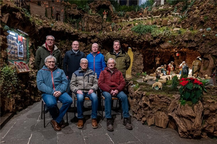 Rheinbrohler Krippenbauer: v.l.n.r. (stehend) Jürgen Zimmermann, Karl-Heinrich Emmel, Hermann-Josef Zwick, Klaus Peter Longen, (sitzend) Ewald Schneider, Herbert Zimmermann, Hubert Funke (es fehlen: Josef Becker, Helmut Emmel,  Robert Röttgen, Dirkl Zimmermann)