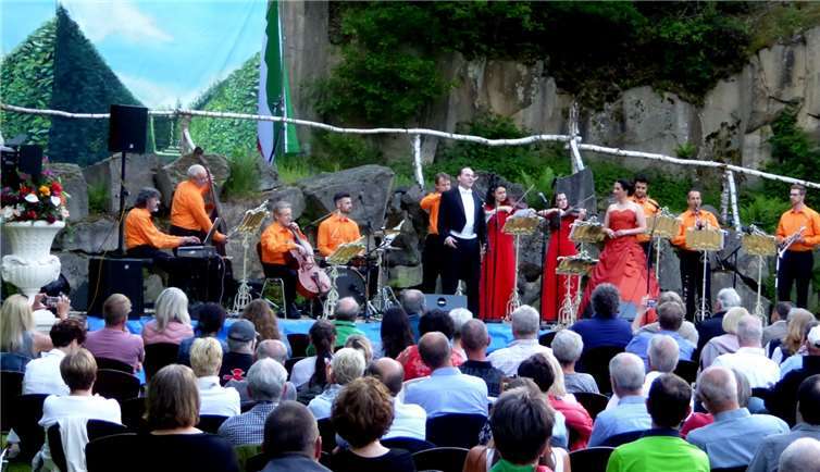 Die italiensche Nacht war ein voller Erfolg Rheinische Musik- und Gesangsakteure aus Köln und der Bonner Oper inspirierten eine stimmungsvolle „italienische Nacht“ vor begeistertem Publikum. Fotos: PRESS