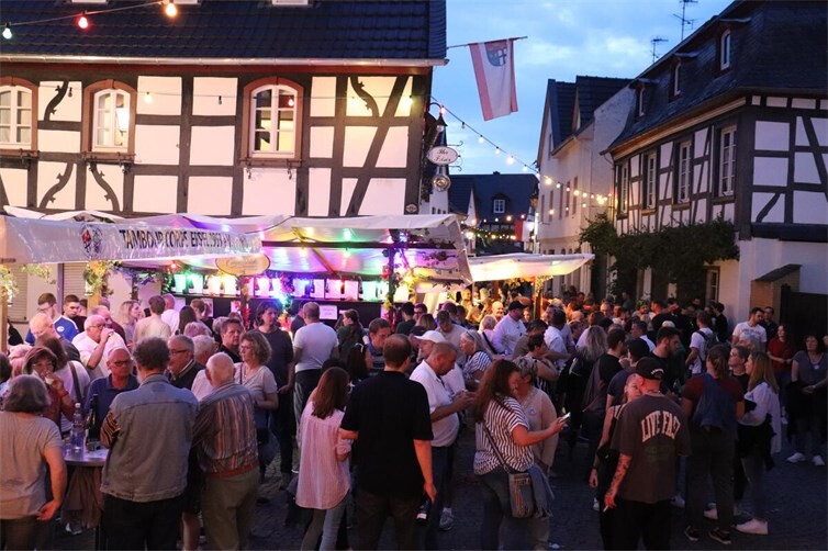 Rheinische Stimmung auf dem charmanten Weinfest in Erpel am Rhein.