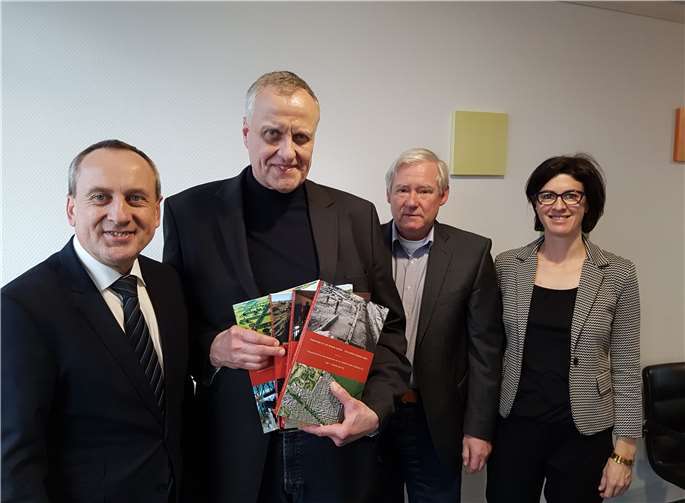 Rheinland-Pfalz beteiligt sich mit dem Kastell Remagen an der UNESCO-Nominierung, die von (von links) Prof. Dr. Konrad Wolf, Landesarchäologe Dr. Dr. Axel von Berg und Volker Thehos, 2. Beigeordneter der Stadt Remagen, vorgestellt wurde. Foto: privat