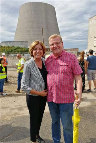 Rheinland-pfälzische Ministerpräsidentin Malu Dreyer wird beim Abriss des KKW-Kühlturms vom Weißenthurmer Stadtbeigeordneten Manfred Henneberger begrüßt.Foto: SPD