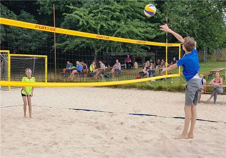 Rheinlandmeister 2020: Angriff Pablo Ferdinand nach feinem Zuspiel von Partner Matthias Dennebaum. In der Abwehr Simon Trefflich (links) und Finn Cieslack (alle Spieler Westerwald Volleys/Beach Club Dernbach/Montabaur). Fotos: privat