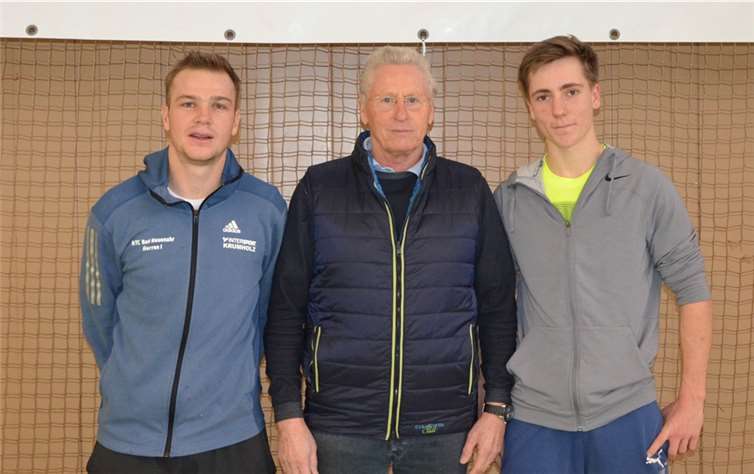 Rheinlandmeister Florian Broska (r., TC BW Bad Ems) nach der Siegerehrung mit dem Finalisten Philipp Gödtel (l., HTC Bad Neuenahr) und Turnierleiter Horst Kelling (m.).