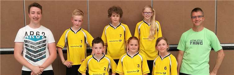 Rheinlandmeister der U12 männlich: Hinten auf der Bank v.l. Matthias Dennebaum, Pablo Ferdinand, Elly Orthey; Vorne v.l. Co-Trainer Lars Dennebaum, Jonas Kümholz, Leah Schreiner, Leonie Bruchof und Trainer Klaus Dennebaum. Beach Club Dernbach/Montabaur