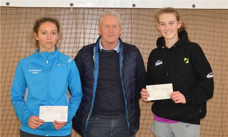 Rheinlandmeisterin Fabienne Schmidt (r., TC Höhr-Grenzhausen) nach der Siegerehrung mit der Finalistin Michelle Schmitz (l., HTC Bad Neuenahr) und Turnierleiter Horst Kelling (m.). TVR