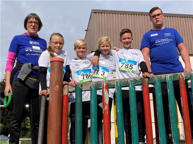 Senioren erfolgreich beim Sportfest in Diez Rheinlandmeisterschaft Athleten und Trainer SV Urmitz: v.li. Heike Kohlhaas, Giulia Boemer, Mats Abresch, Sofie Hartmann, Louis Schipke und Matthias Kohlhaas. Quellen: SV Urmitz