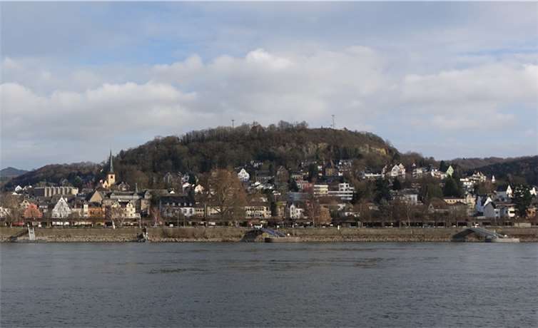 Rheinsicht auf Linz. Es wäre zu prüfen, ob Schiffsanleger mit einer Strömungsturbine gekoppelt werden können.  Roland Thees