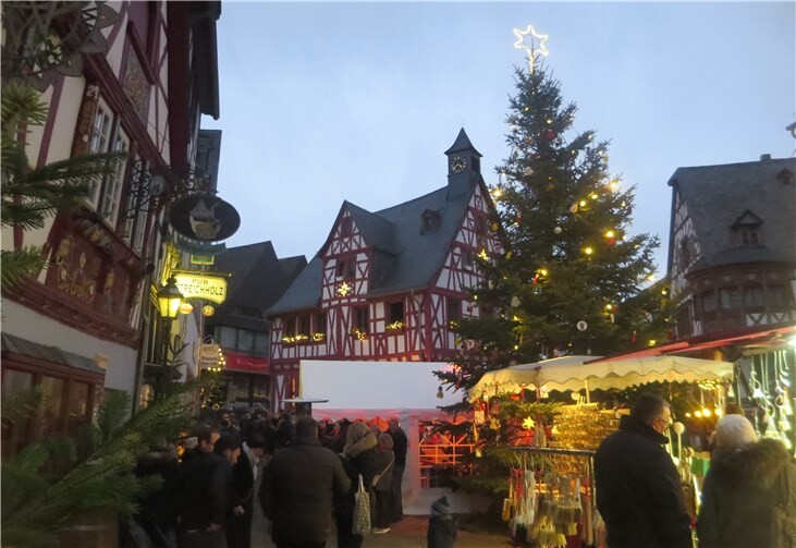 Rhens erstrahlte während des Weihnachtsmarktes im Lichterglanz. Foto: Thomas Bergmann