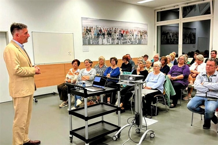 Rheumatologe Dr. Christopher Amberger hielt einen Vortrag im Namen der Rheuma-Liga und des MGH