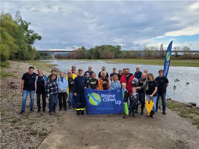 RhineCleanUp-Teilnehmende mit Ministerin Katrin Eder (9.v. links). Fotos: Stadt Bendorf