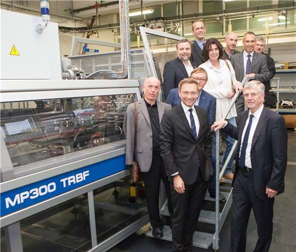 Rhodius-Geschäftsführer Dr. Karl Tack (vorne rechts) hatte den FDP-Bundesvorsitzenden Christian Lindner (vorne Mitte) zu einem Gespräch in sein Unternehmen eingeladen.