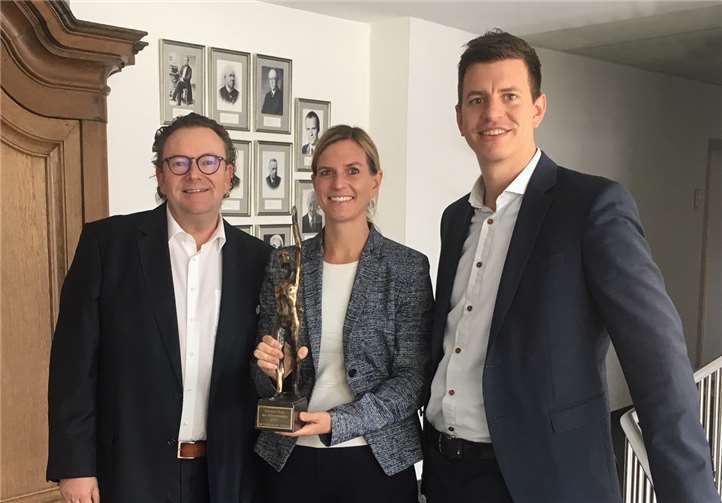 Rhodius setzte sich bei dem Wettbewerb der Oskar-Patzelt-Stiftung gegen 657 Mitbewerber durch. Darüber freuen sich (v. l.) Rolf Hübner, Geschäftsführer Vertrieb, sowie Frauke Helf und Hannes Tack, beide geschäftsführende Gesellschafter. Rhodius Mineralquellen