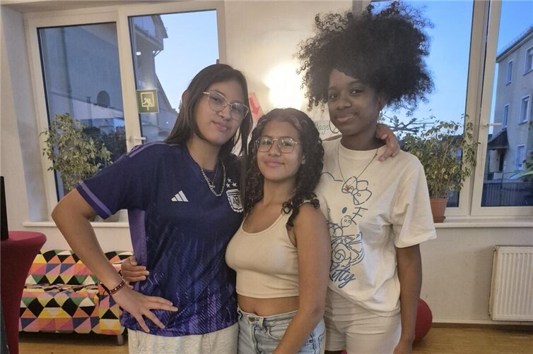 Rhythmus im Blut: Beim Salsa-Workshop im JUKZ lernen Jugendliche gemeinsam neue Schritte und genießen die Musik.