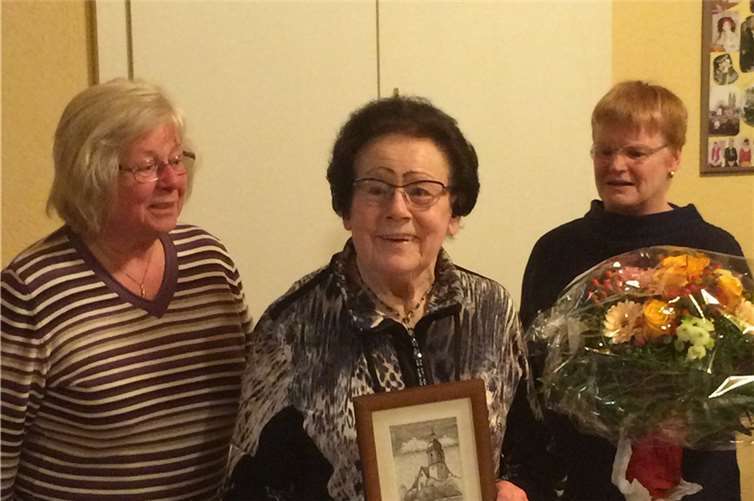 Ria Knipper, die 1. Vorsitzende und Heike Schülter, die 2. Vorsitzende des Chores gratulierten Bernhardine Ohlig. privat