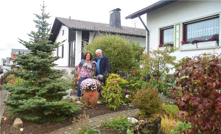 Ria Reintgen und Siegfried Schwaner im naturnahen Vorgarten. Foto: privat