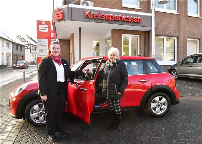 Ria Schäfer zusammen mit ihrer Kundenberaterin Aylin Ünlü bei der Übergabe des MINI One.  Foto: Martin Gausmann